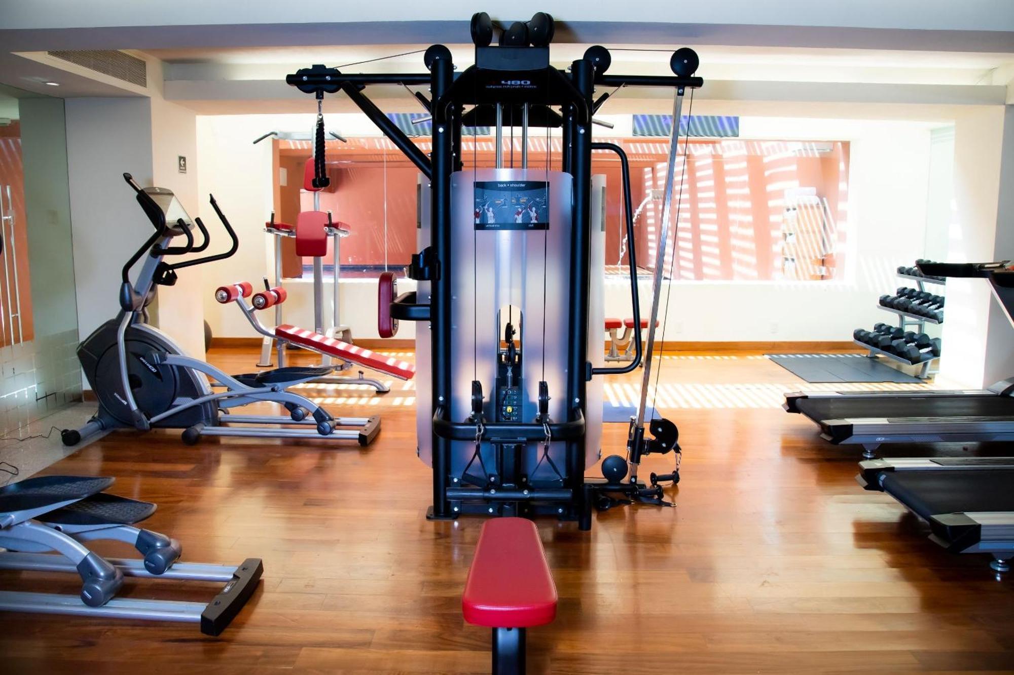 Camino Real Monterrey Hotell San Pedro Garza Garcia Eksteriør bilde A typical gym